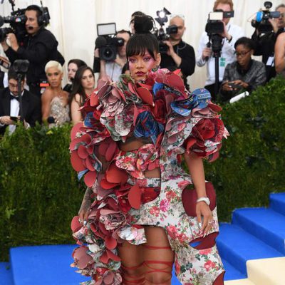 Rihanna en la alfombra roja de la Gala Met 2017