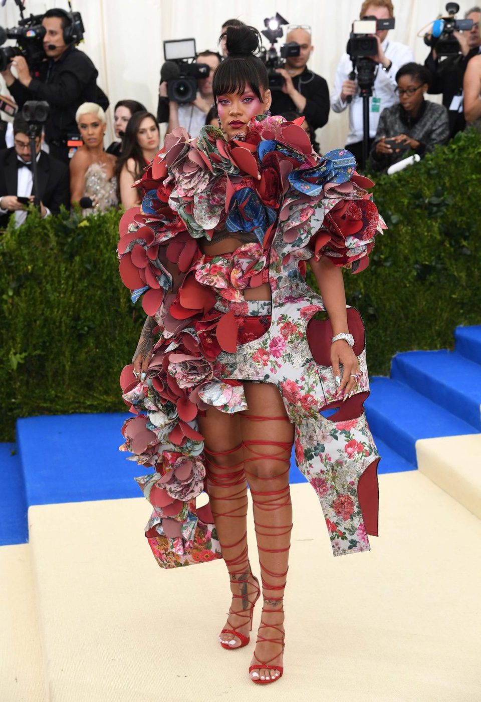 Rihanna en la alfombra roja de la Gala Met 2017