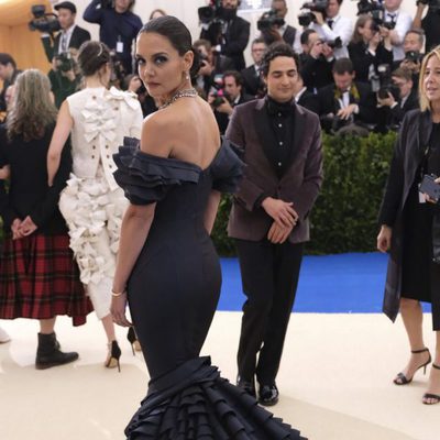 Katie Holmes en la alfombra roja de la Gala Met 2017