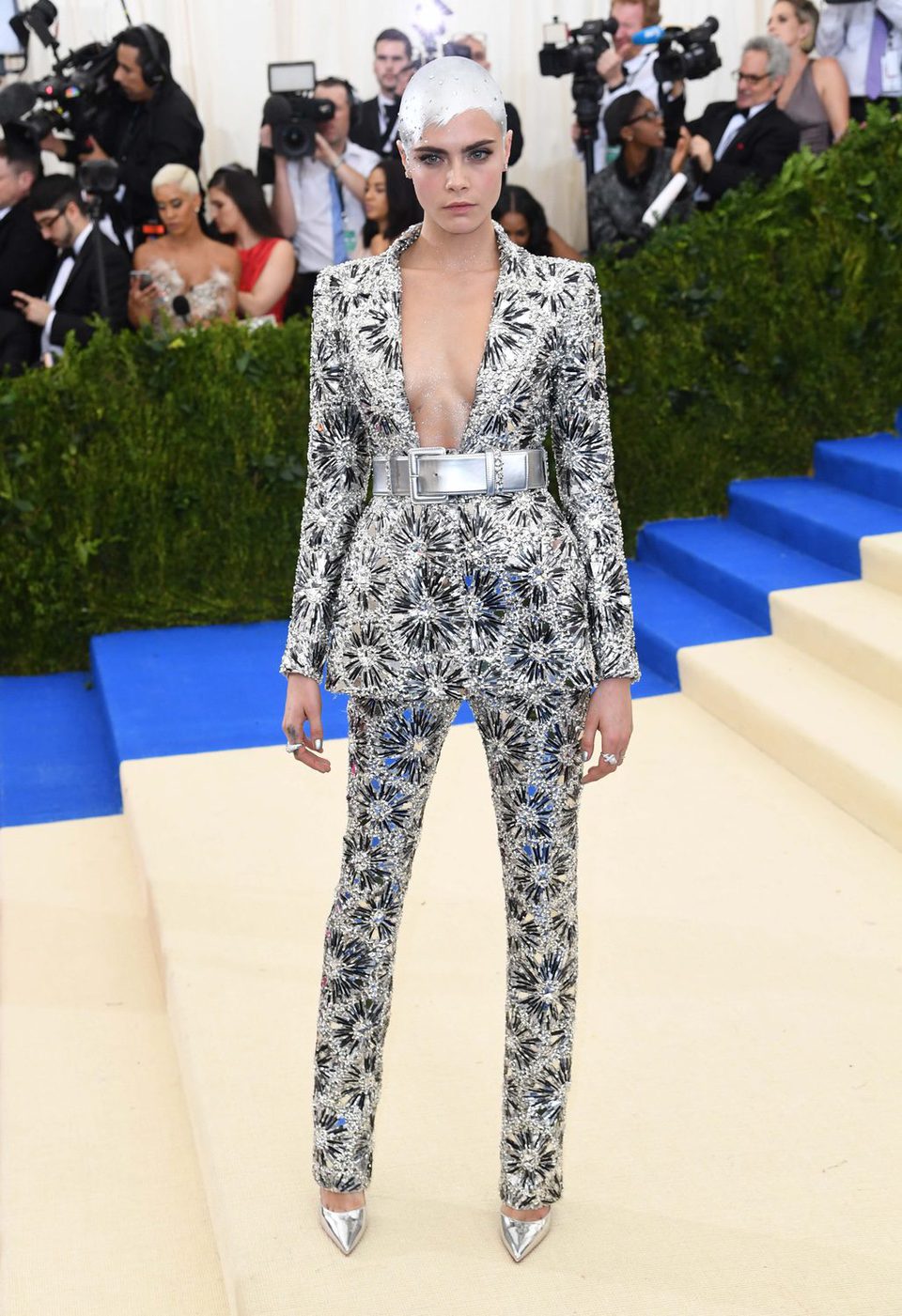 Cara Delevingne en la alfombra roja de la Gala Met 2017