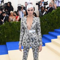 Cara Delevingne en la alfombra roja de la Gala Met 2017