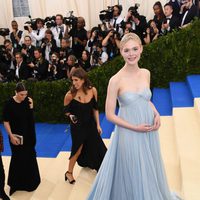 Elle Fanning en la alfombra roja de la Gala Met 2017