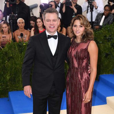 Matt Damon y Luciana Barroso en la alfrombra roja de la Gala Met 2017