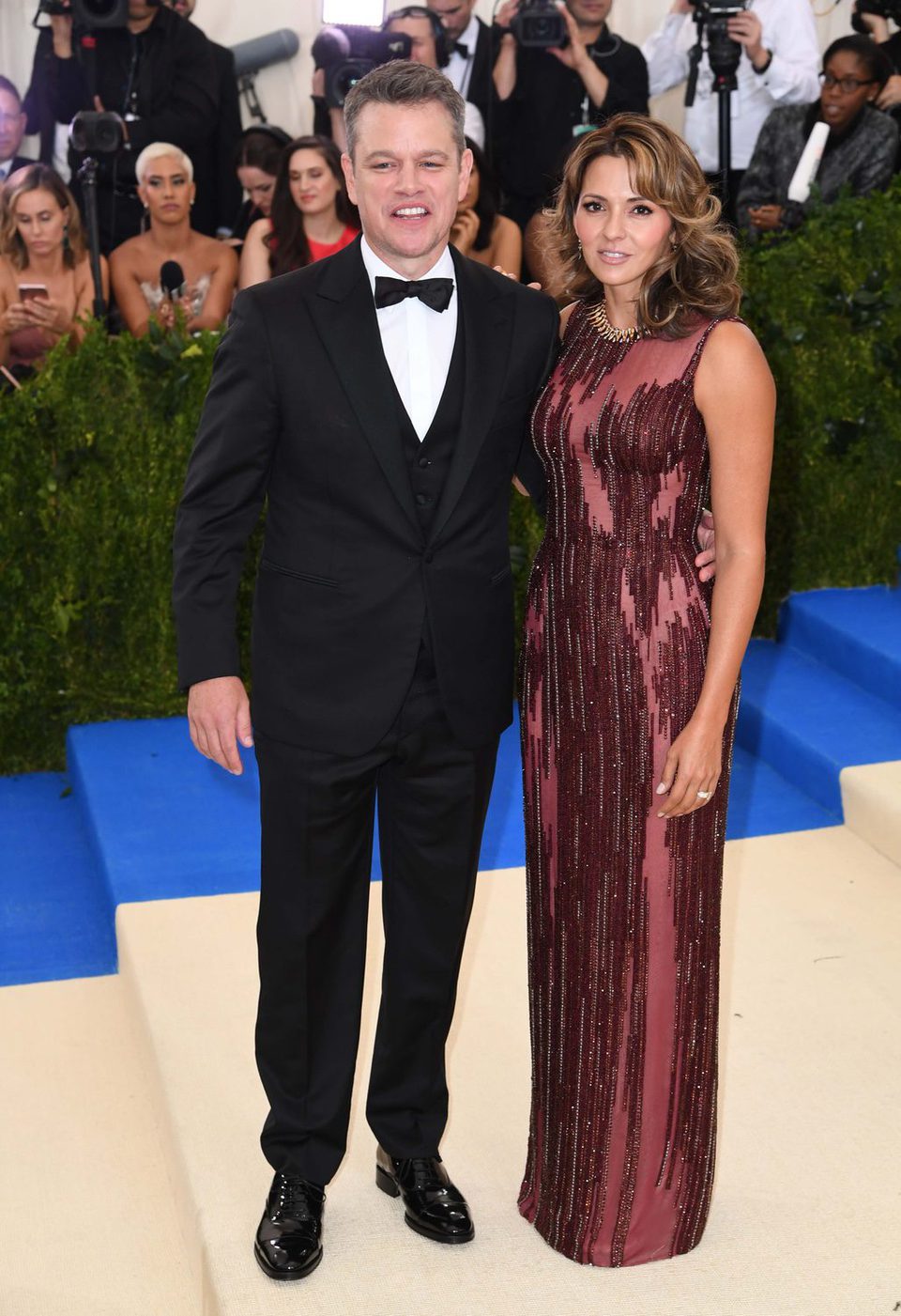 Matt Damon y Luciana Barroso en la alfrombra roja de la Gala Met 2017