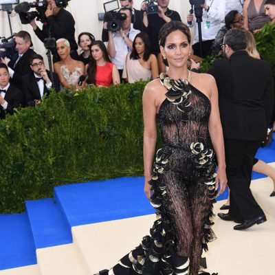 Halle Berry en la alfrombra roja de la Gala Met 2017