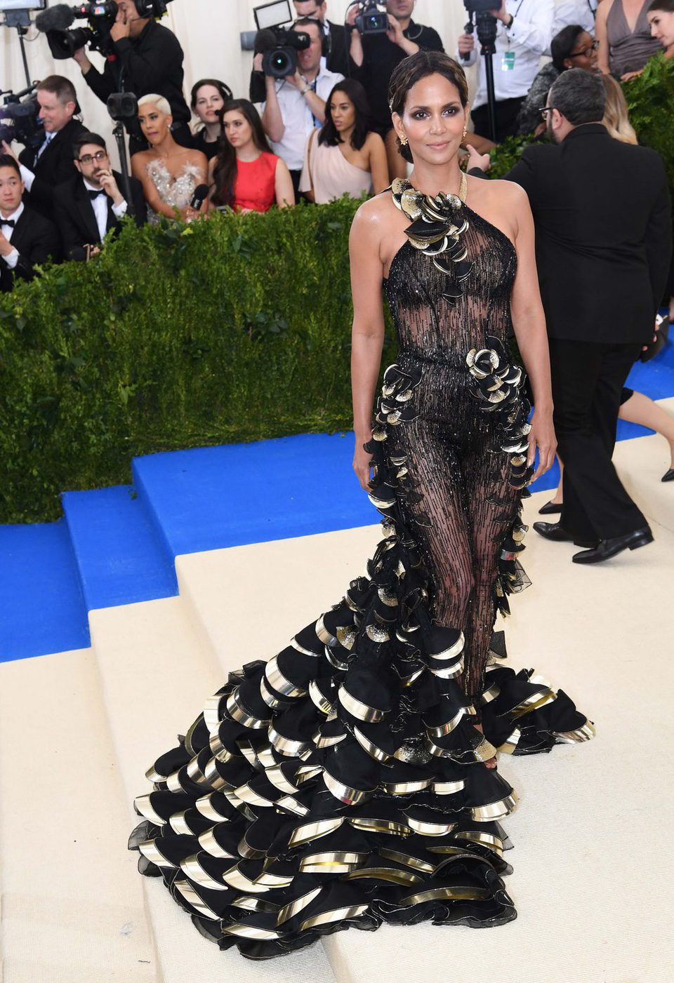 Halle Berry en la alfrombra roja de la Gala Met 2017