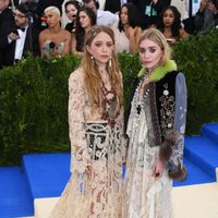 Mary-Kate y Ashley Olsen en la alfrombra roja de la Gala Met 2017