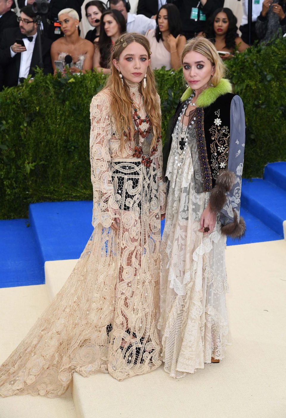 Mary-Kate y Ashley Olsen en la alfrombra roja de la Gala Met 2017