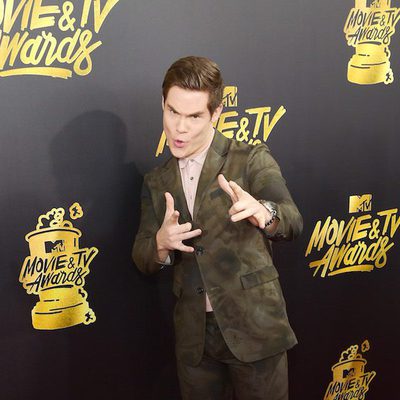 Adam DeVine en la alfombra roja de los MTV Movie & TV Awards 2017