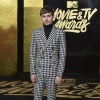 Miles Heizer en la alfombra roja de los MTV Movie & TV Awards 2017