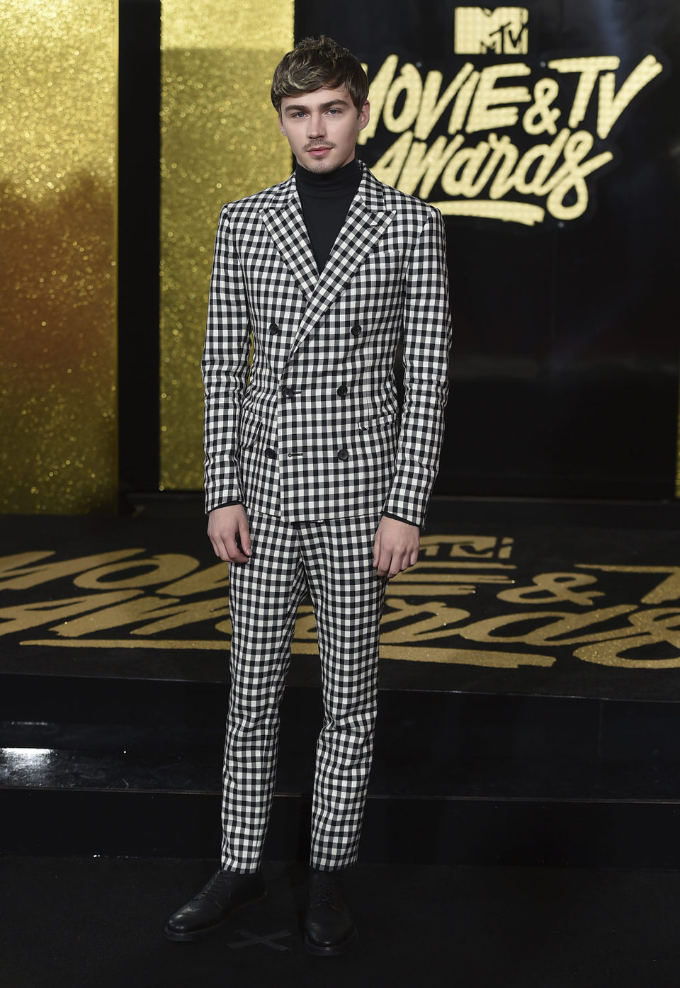 Miles Heizer en la alfombra roja de los MTV Movie & TV Awards 2017