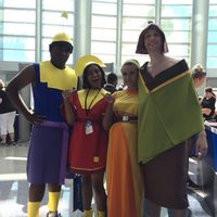 Fans disfrazados de personajes de Kuzco en la D23