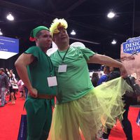 Dos fans se disfrazan de Peter Pan y Campanita en la D23