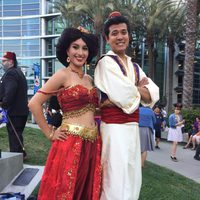 Dos fans se disfrazan de Jasmine y Aladdin