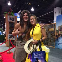 Dos fans disfrazados de Tarzan y Jane en la D23