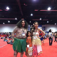 Familia disfrazada de personajes de 'Vaiana' en la D23