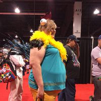 Fan disfrazada de Heihei en  la D23