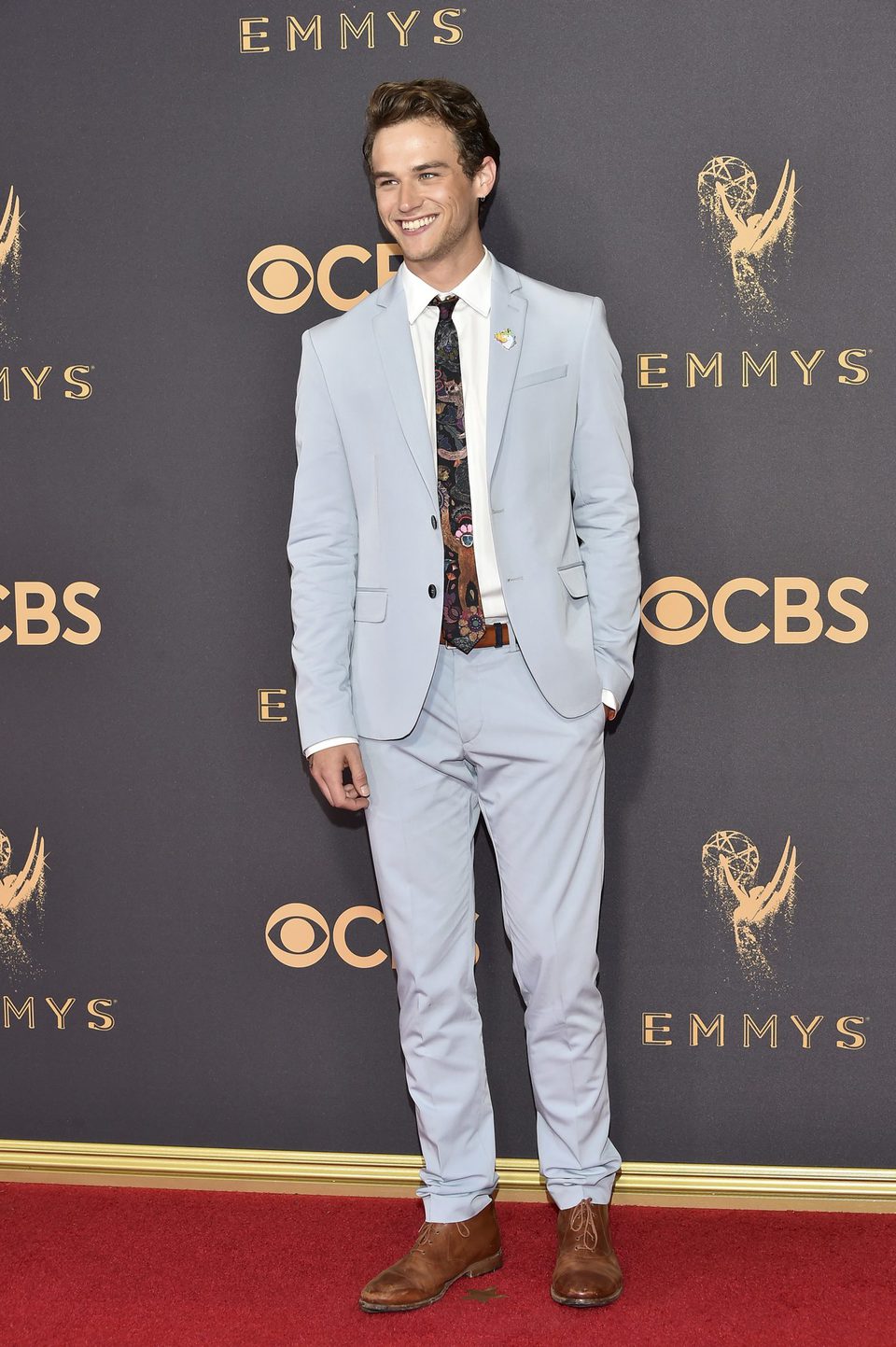 Brandon Flynn en la alfombra roja de los premios Emmy 2017