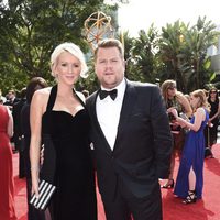 James Corden y Julia Carey en la alfombra roja de los premios Emmy 2017