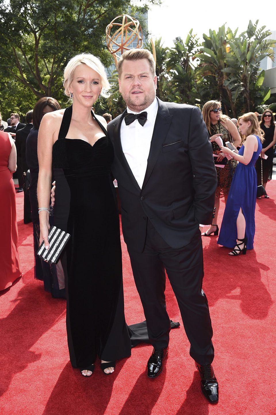 James Corden y Julia Carey en la alfombra roja de los premios Emmy 2017