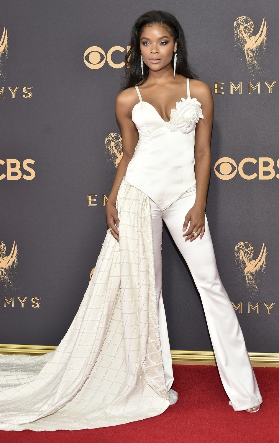 Ajiona Alexus posa en la alfombra roja previa a los premios Emmy 2017