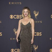 Abby Elliott posa en la alfombra roja previa a los premios Emmy 2017