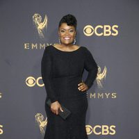 Yvette Nicole Brown posa en la alfombra roja previa a los premios Emmy 2017