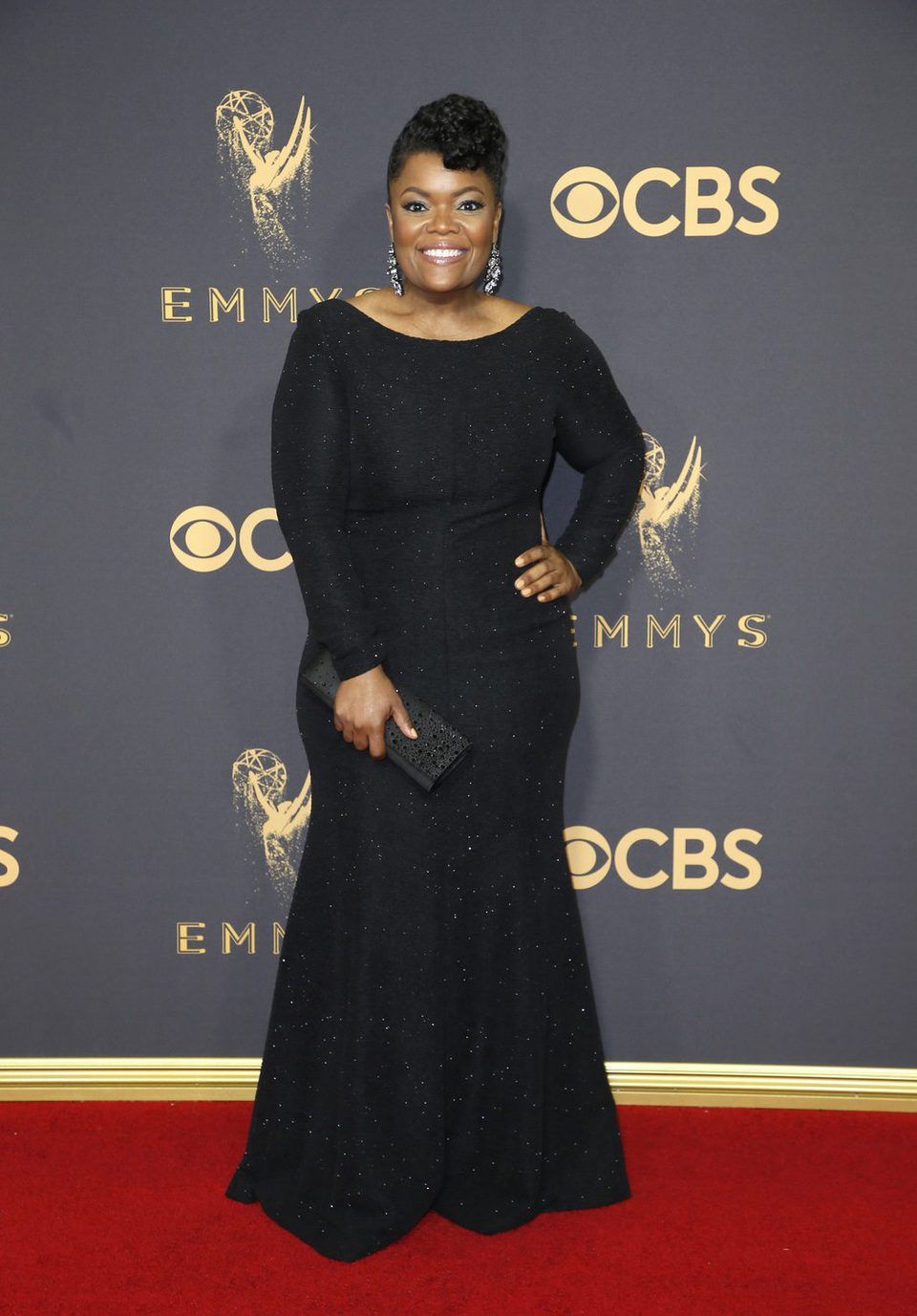 Yvette Nicole Brown posa en la alfombra roja previa a los premios Emmy 2017