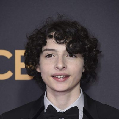 Finn Wolfhard posa en la alfombra roja previa a los premios Emmy 2017