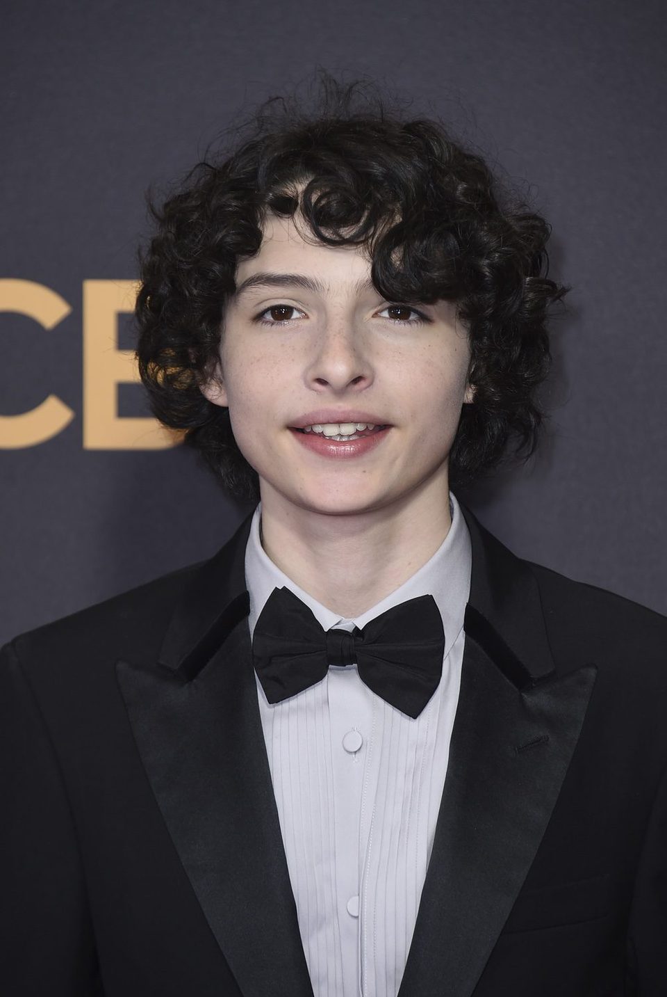 Finn Wolfhard posa en la alfombra roja previa a los premios Emmy 2017