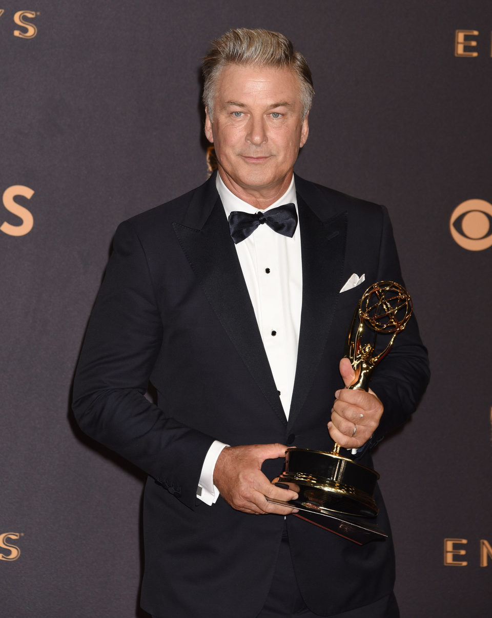 Alec Baldwin con su Emmy 2017 al mejor actor de reparto de una serie de comedia