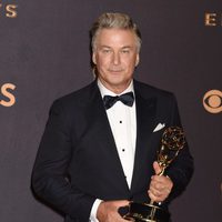 Alec Baldwin con su Emmy 2017 al mejor actor de reparto de una serie de comedia