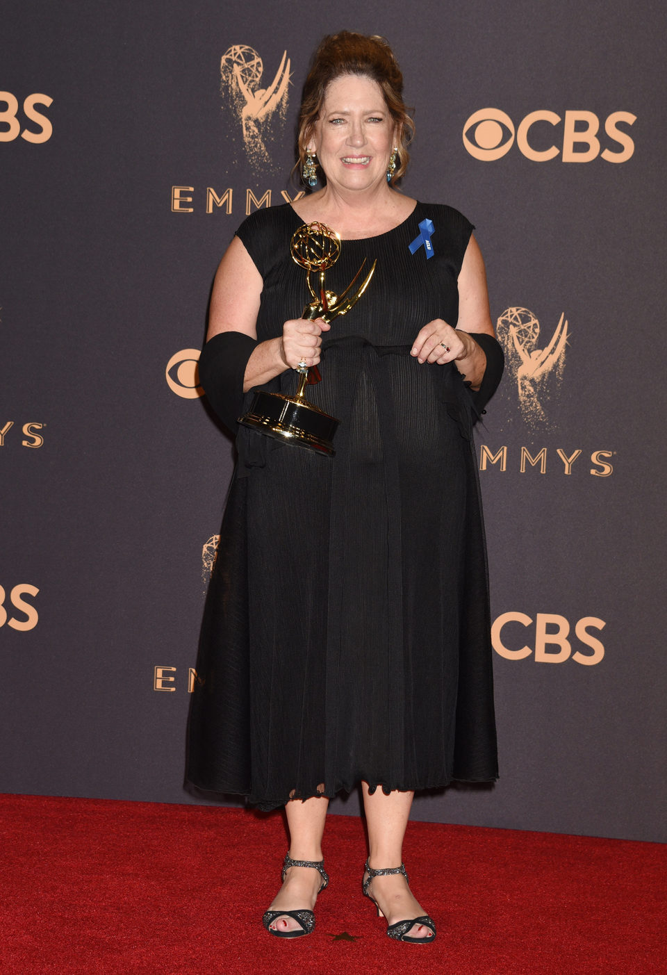 Ann Dowd con su Emmy 2017 a mejor actriz de reparto de una serie de drama