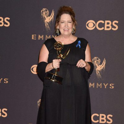 Ann Dowd con su Emmy 2017 a mejor actriz de reparto de una serie de drama