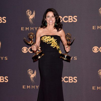 Julia Louis-Dreyfus con su Emmy 2017 a la mejor actriz de comedia