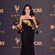 Julia Louis-Dreyfus con su Emmy 2017 a la mejor actriz de comedia