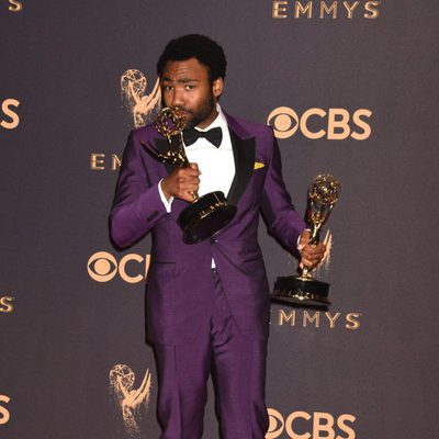 Donald Glover con sus Emmy 2017 al mejor actor y director de una serie de comedia