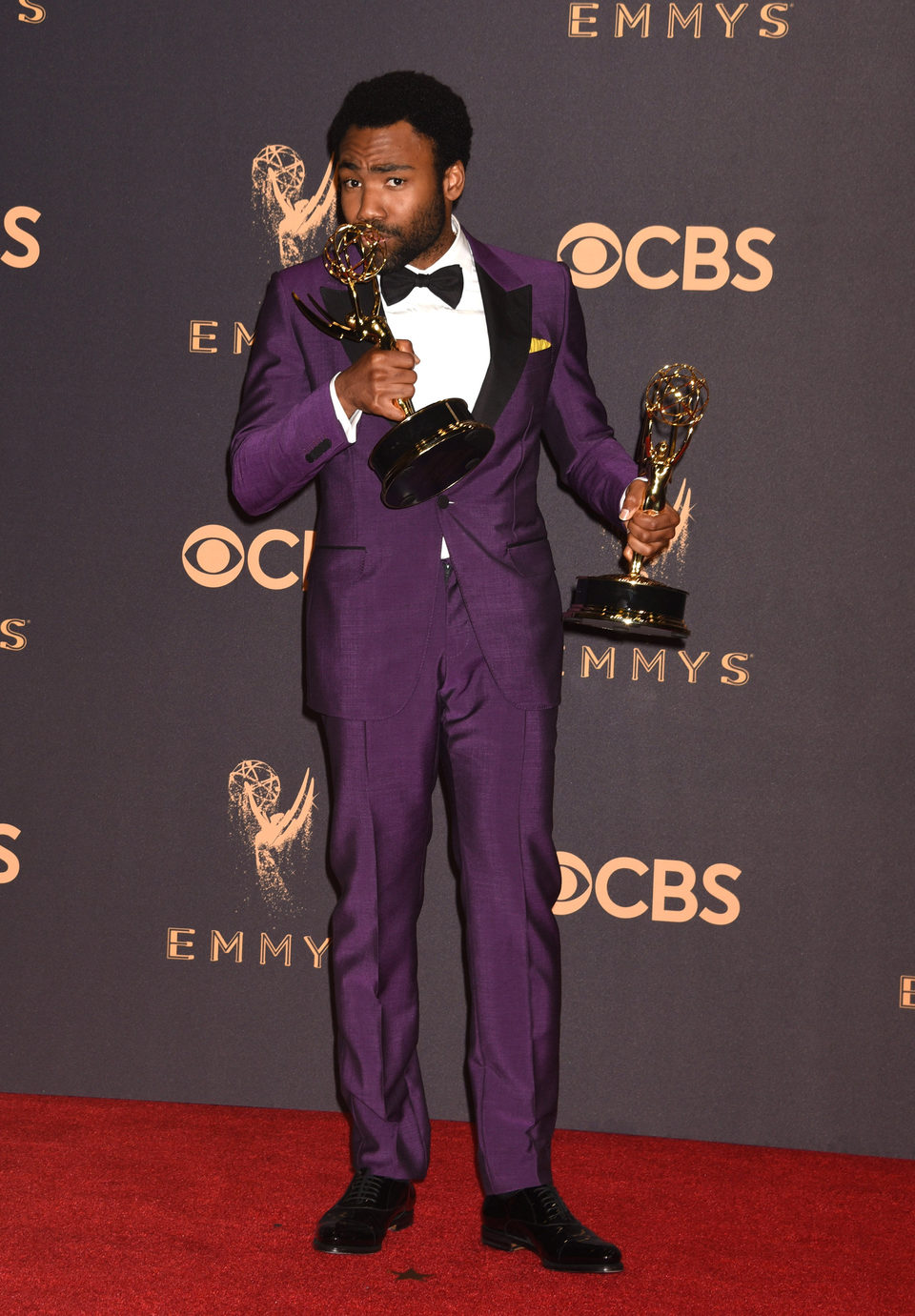 Donald Glover con sus Emmy 2017 al mejor actor y director de una serie de comedia