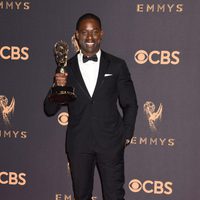 Sterling K. Brown con su Emmy 2017 al mejor actor de una serie dramática