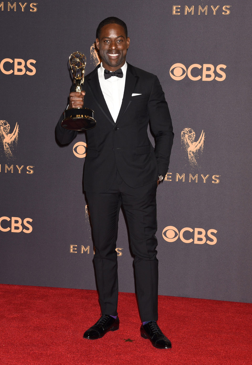 Sterling K. Brown con su Emmy 2017 al mejor actor de una serie dramática