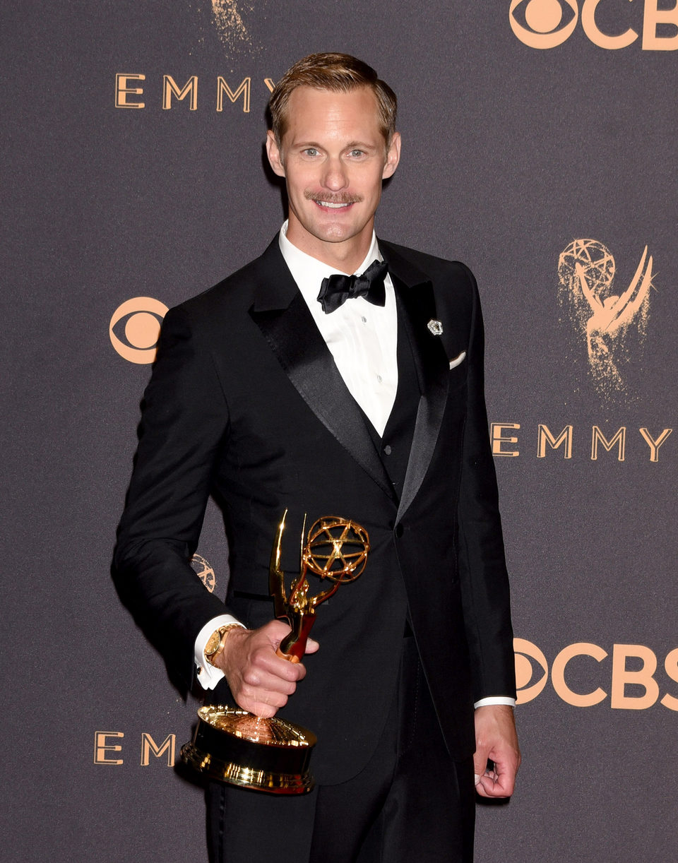 Alexander Skarsgard con su Emmy 2017 al mejor actor de reparto de una miniserie