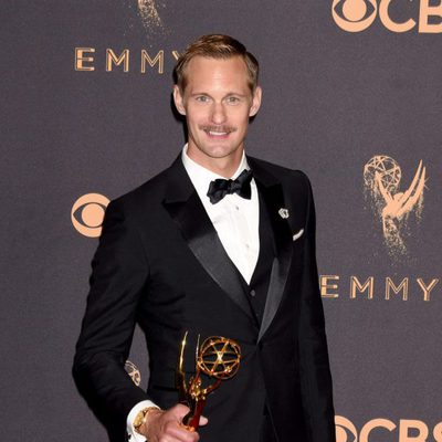 Alexander Skarsgard con su Emmy 2017 al mejor actor de reparto de una miniserie