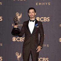 Riz Ahmed con su Emmy 2017 a mejor actor de una miniserie