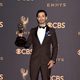 Riz Ahmed con su Emmy 2017 a mejor actor de una miniserie