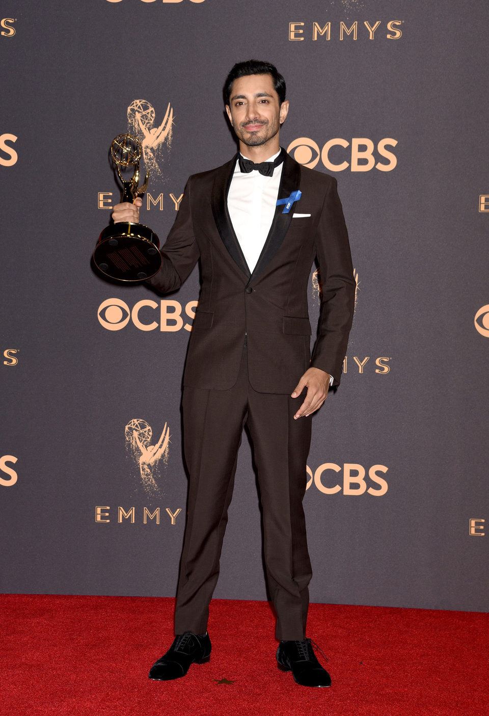 Riz Ahmed con su Emmy 2017 a mejor actor de una miniserie