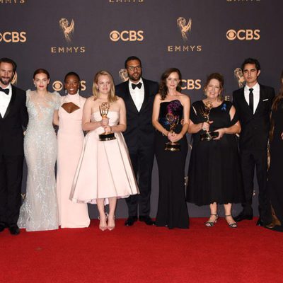 Los protagonistas de 'The Handmaid's Tale' con su Emmy 2017 a la mejor serie de drama