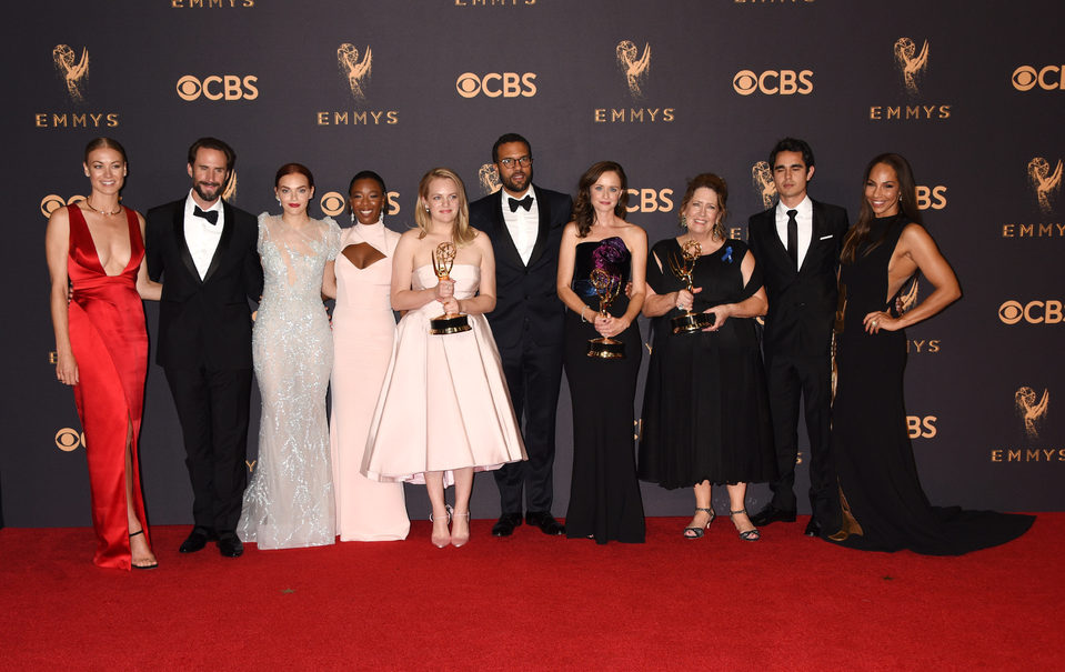 Los protagonistas de 'The Handmaid's Tale' con su Emmy 2017 a la mejor serie de drama