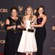 Ann Dowd, Elisabeth Moss y Alexis Bledel con sus Emmy 2017 por 'The Handmaid's Tale'