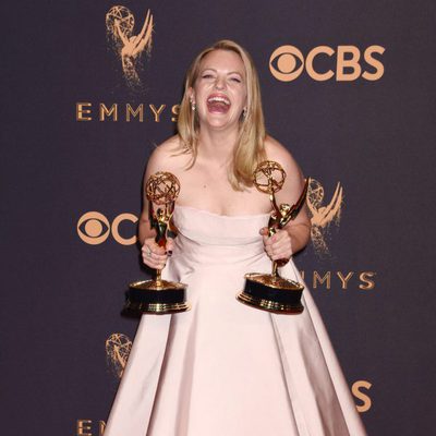 Elisabeth Moss con su Emmy 2017 a la mejor actriz de una serie de drama