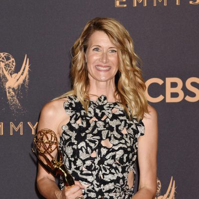 Laura Dern con su Emmy 2017 a la mejor actriz de reparto de una miniserie